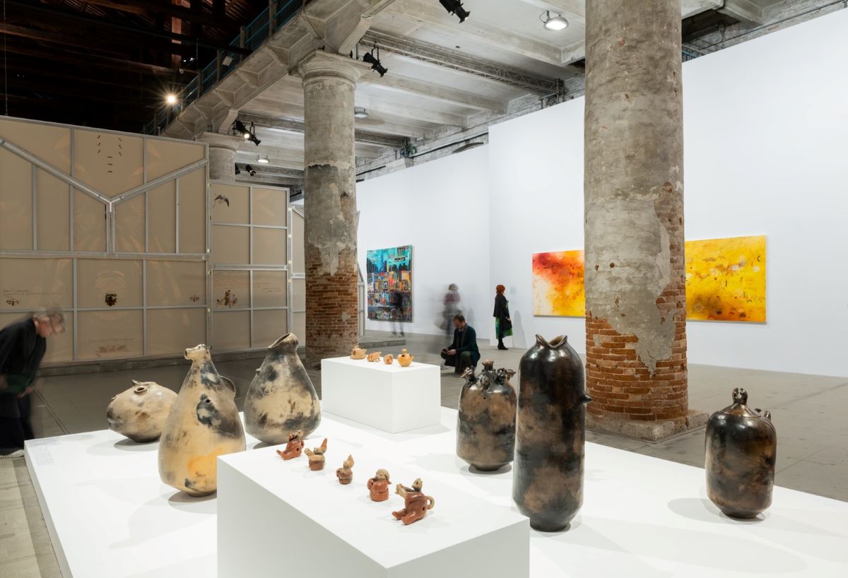 Obras de Julia Isídrez y Juana Marta Rodas en el Arsenale © Ding Musa. Cortesía Gomide&Co