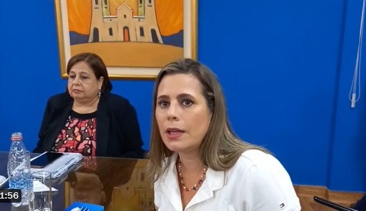 Kattya González con Esperanza Martínez. Foto: Captura de video.