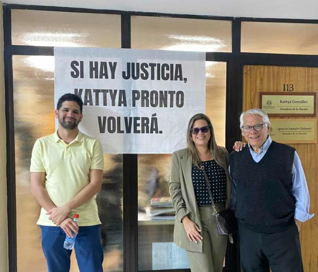 Kattya González junto a su suplente Ignacio Iramain y el diputado Raúl Benítez. Foto: Gentileza.