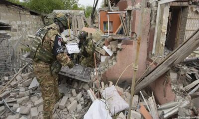 Tropas rusas inspeccionando un edificio derribado en Kirovsky. Foto de Taisija VoroncovaSNA - Imago, tomada de DW en español.