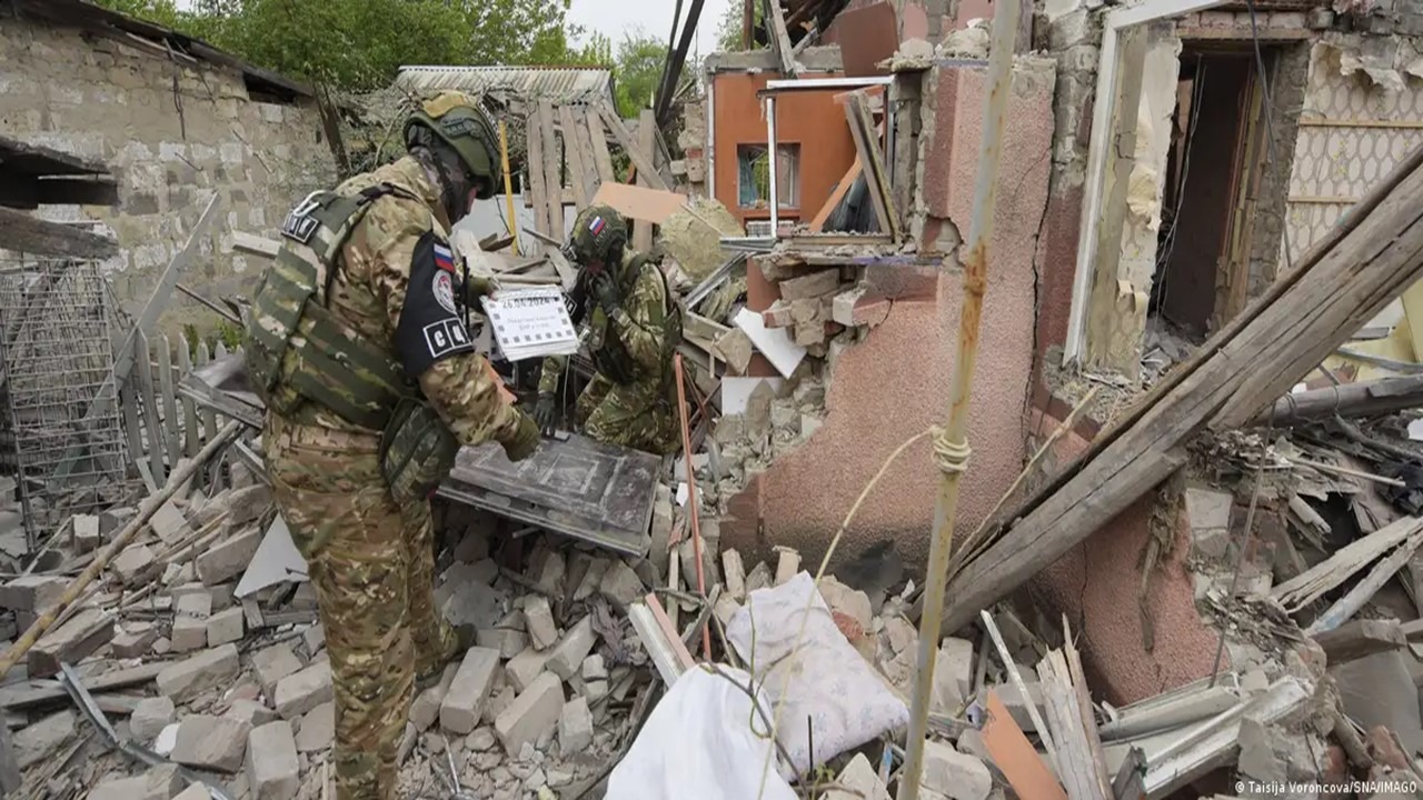 Tropas rusas inspeccionando un edificio derribado en Kirovsky. Foto de Taisija VoroncovaSNA - Imago, tomada de DW en español.