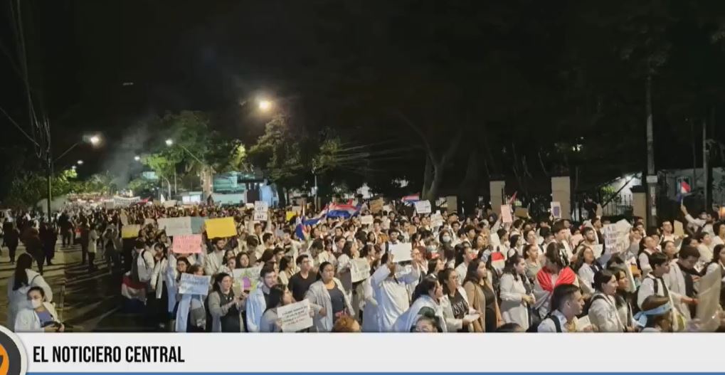 Miles de estudiantes sobre la avenida Mariscal López. Foto: Captura de pantalla Radio Ñandutí.