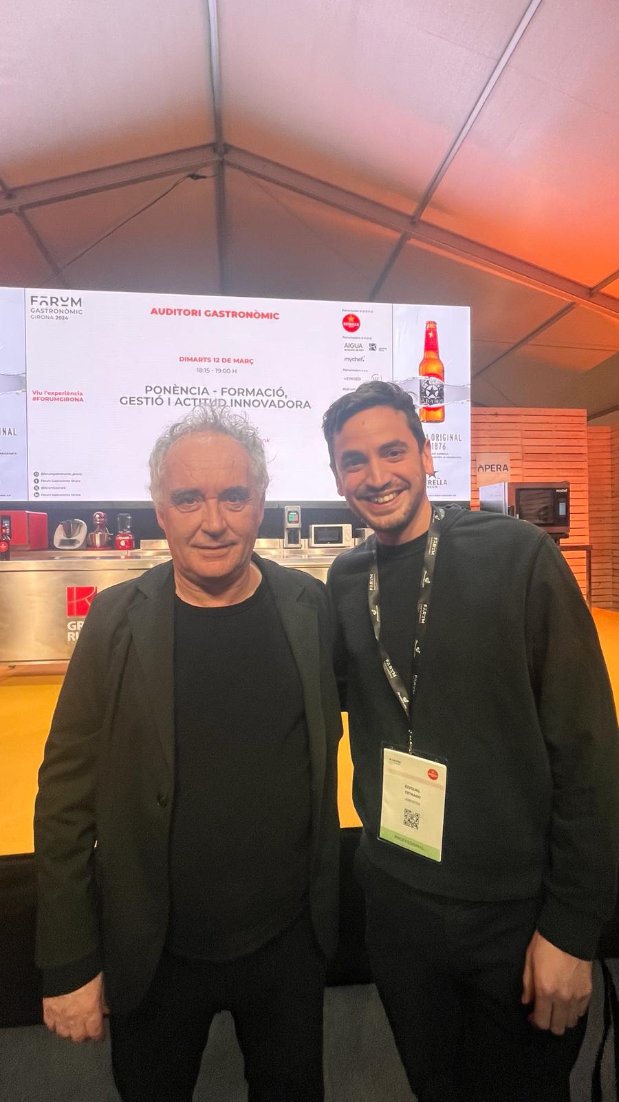 Eze Estragó con el chef Ferran Adria uno de los mejores chef del mundo en el fórum gastronómico de Girona- Catalunya. Foto: Gentileza.