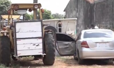 El vehículo quedó abandonado en un callejón. Foto: Captura NPY.