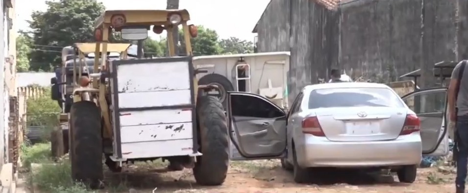 El vehículo quedó abandonado en un callejón. Foto: Captura NPY.