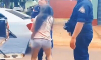 La mujer se resistió a la detención. Foto: Captura.