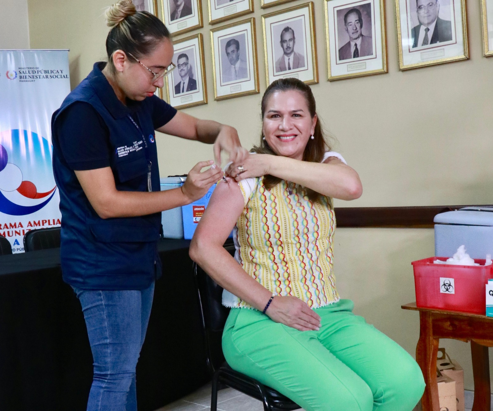 La ministra de Salud,María Teresa Barán siendo inmunizada. Foto: Gentileza.