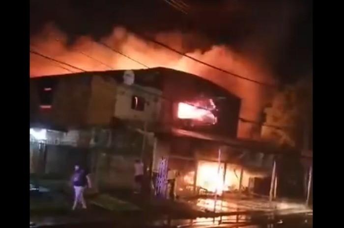 Incendio de zapatería en Itaugua. Foto: Captura.