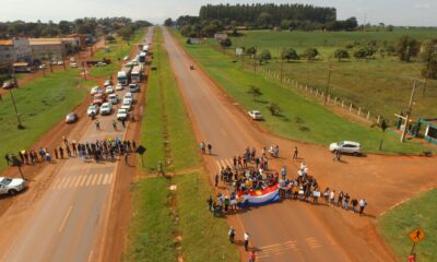 Estudiantes cerraron la ruta PY02 a la altura de Ciudad del Este, en protesta. Foto: Gentileza.