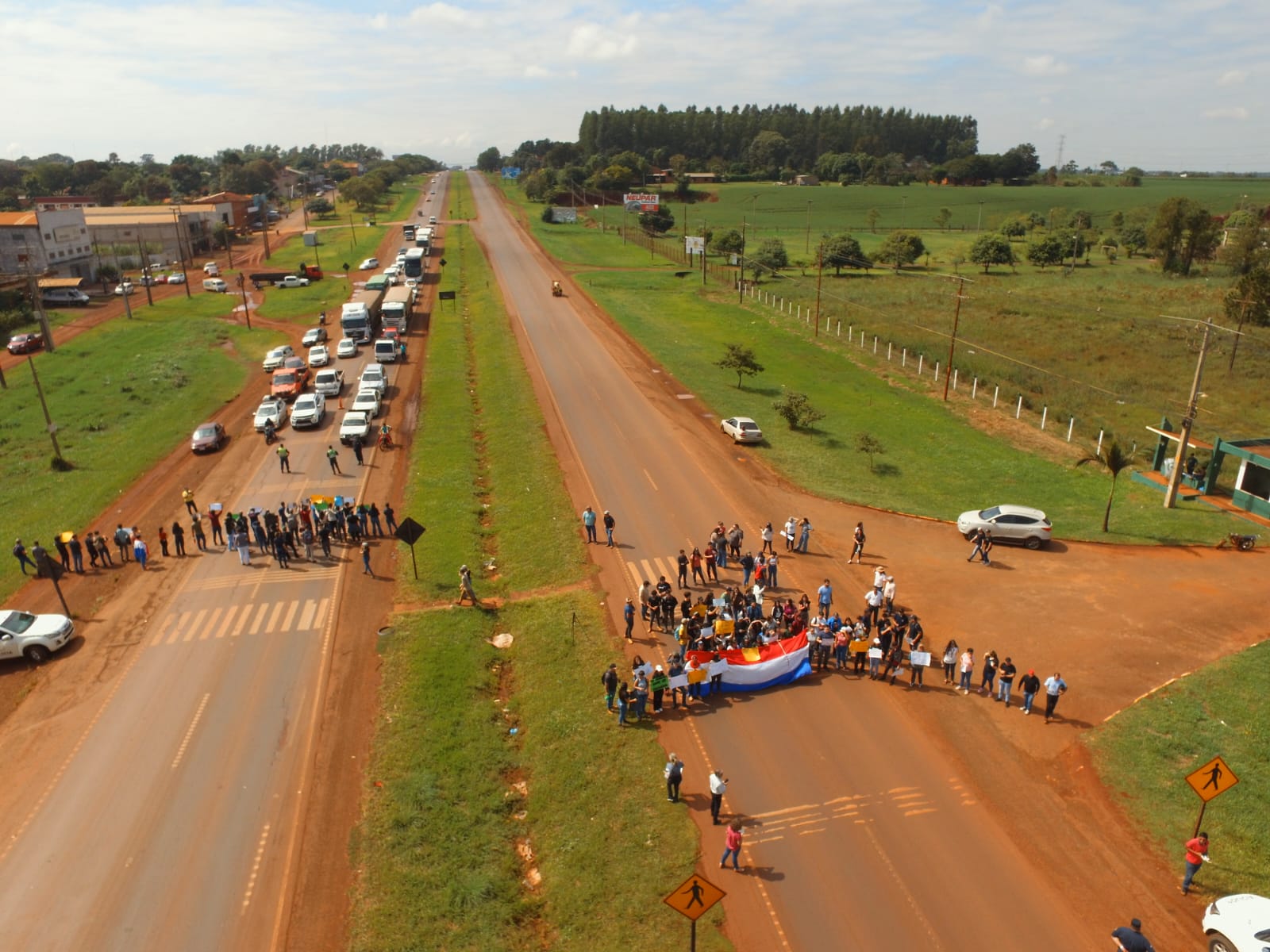 Estudiantes cerraron la ruta PY02 a la altura de Ciudad del Este, en protesta. Foto: Gentileza.