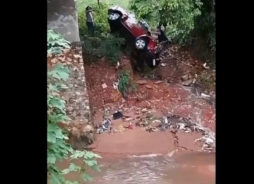 Vehículo fue arrastrado en el arroyo Lambaré. Foto: Captura.