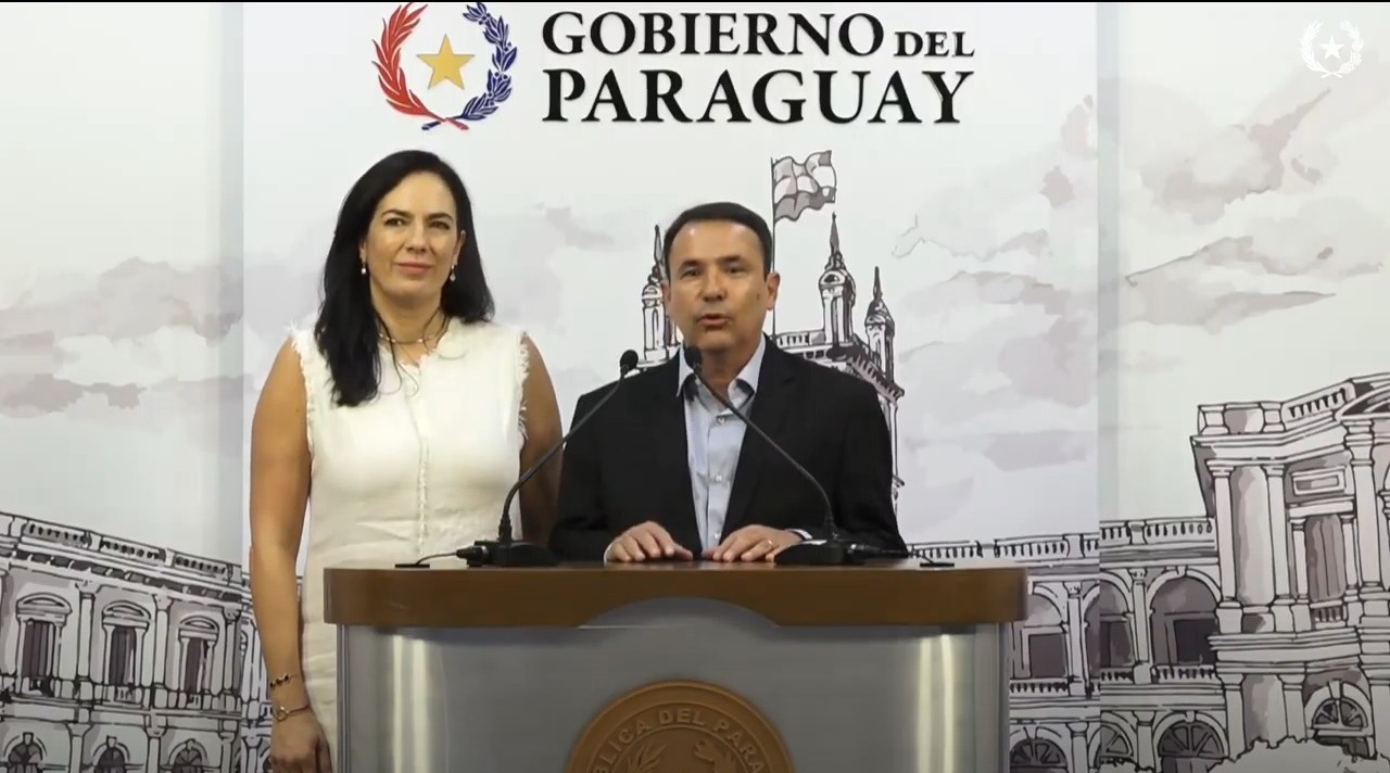 Claudia Centurión y Emiliano Fernández durante el anuncio como viceministro de Transporte. Foto: MOPC.