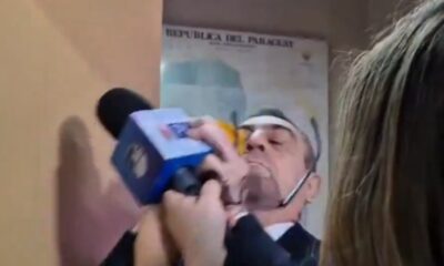 Momento en que el diputado tomó el micrófono de las cronistas. Foto: Captura.