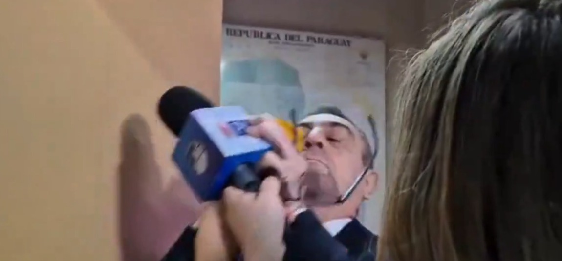 Momento en que el diputado tomó el micrófono de las cronistas. Foto: Captura.