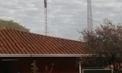 Hombre subió a la antena de la Facultad de Veterinaria. Foto: Juan Cáceres.