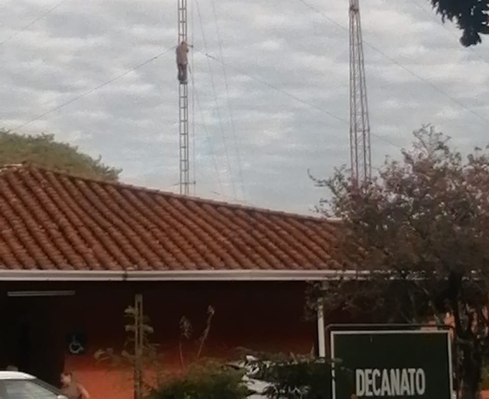 Hombre subió a la antena de la Facultad de Veterinaria. Foto: Juan Cáceres.