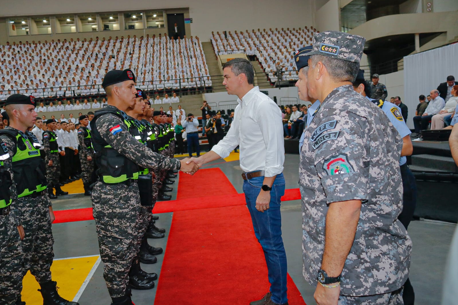 Santiago Peña saludó a egresados. Foto: Ministerio del Interior.