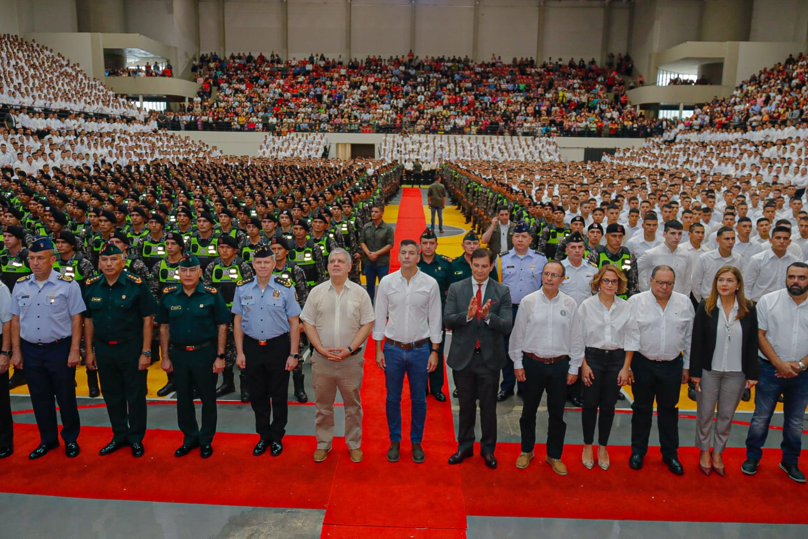 Santiago Peña saludó a egresados. Foto: Ministerio del Interior.