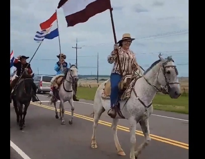 Jinetes uruguayos en su paso por las rutas del país. Foto: Captura.