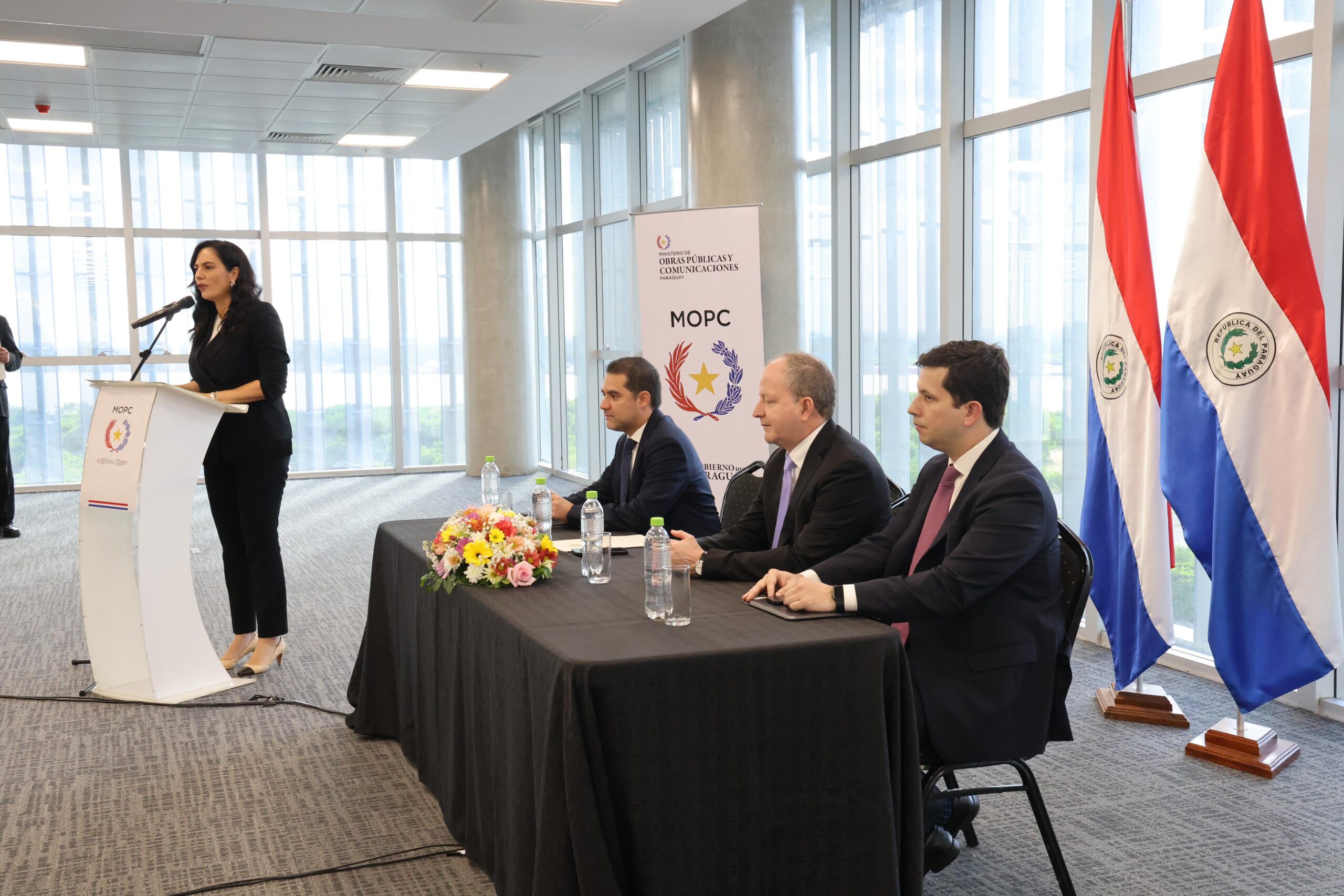 De la actividad participaron la ministra Claudia Centurión y el ministro Carlos Fernández Valdovinos. Foto: MOPC.