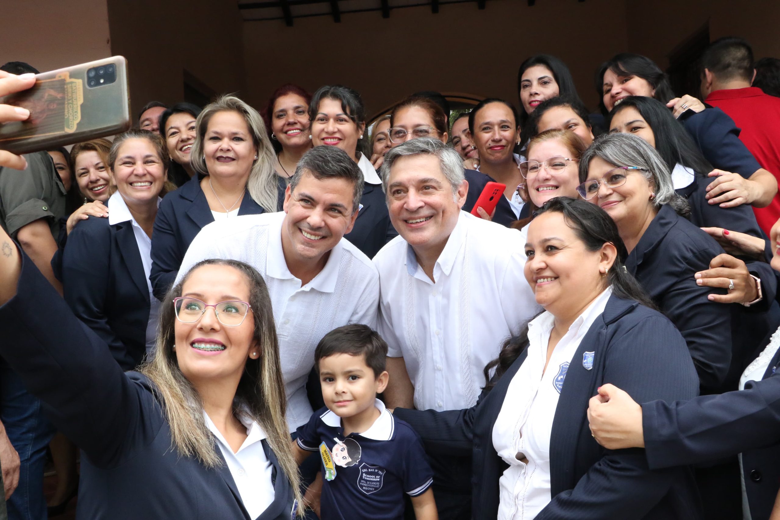 Santiago Peña con docentes en Misiones. Foto: MEC.