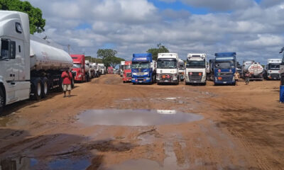 Camioneros bolivianos varados en el país. Foto: Erbol.