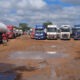 Camioneros bolivianos varados en el país. Foto: Erbol.