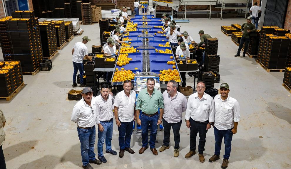 El titular de Agricultura y Ganadería, Carlos Giménez acompañó el envío de la segunda carga de caqui para la exportación a Valencia. Foto: MAG