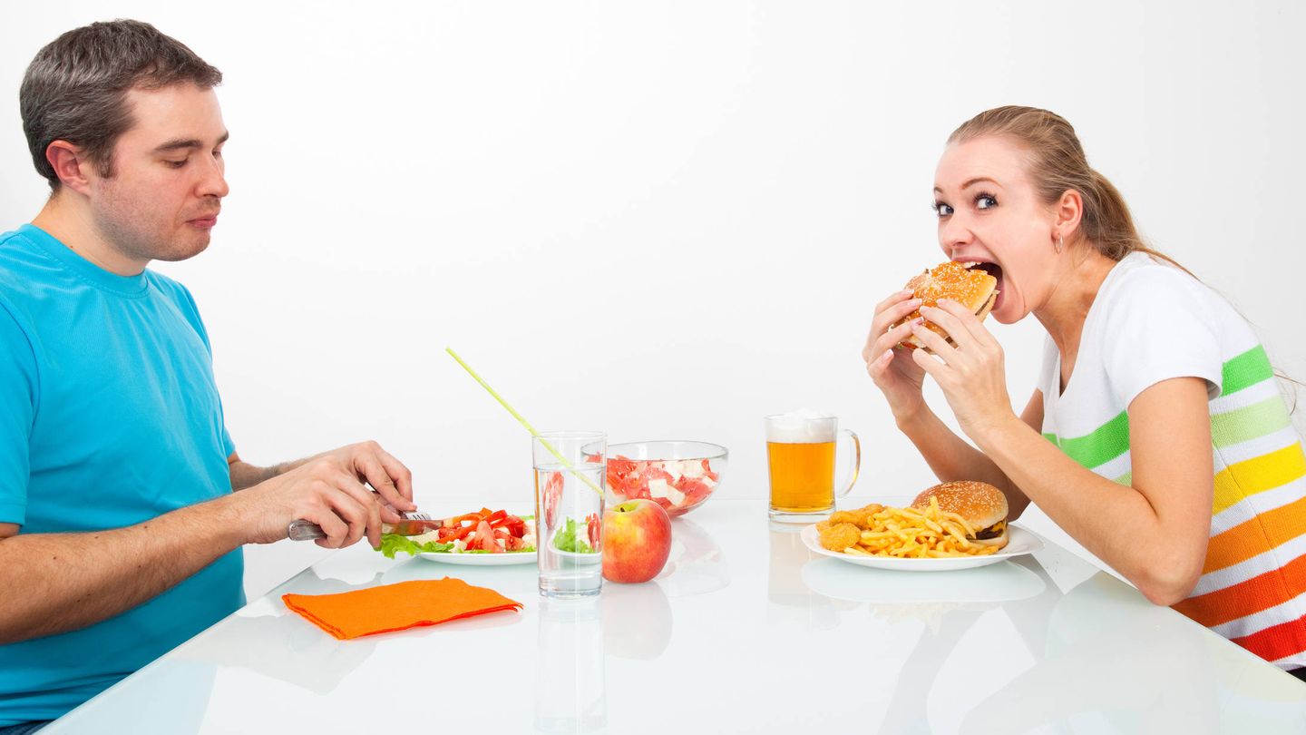 Personas comiendo. Foto referencial. El Confidencial.