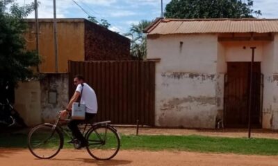 En bicicleta lleva vacunas casa por casa para que personas mayores sean inmunizadas. Foto: MSP BS.