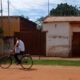 En bicicleta lleva vacunas casa por casa para que personas mayores sean inmunizadas. Foto: MSP BS.