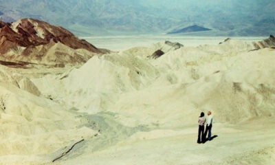 Michel Foucault y Michael Stoneman frente a las montañas Panamint, las salinas del Valle de la Muerte y las dunas congeladas en Zabriskie Point, 1975. Fotografía tomada por Simeon Wade (Talking Drugs)