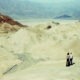 Michel Foucault y Michael Stoneman frente a las montañas Panamint, las salinas del Valle de la Muerte y las dunas congeladas en Zabriskie Point, 1975. Fotografía tomada por Simeon Wade (Talking Drugs)