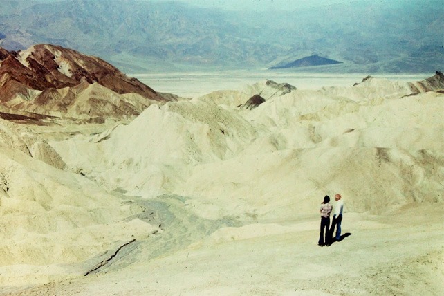 Michel Foucault y Michael Stoneman frente a las montañas Panamint, las salinas del Valle de la Muerte y las dunas congeladas en Zabriskie Point, 1975. Fotografía tomada por Simeon Wade (Talking Drugs)