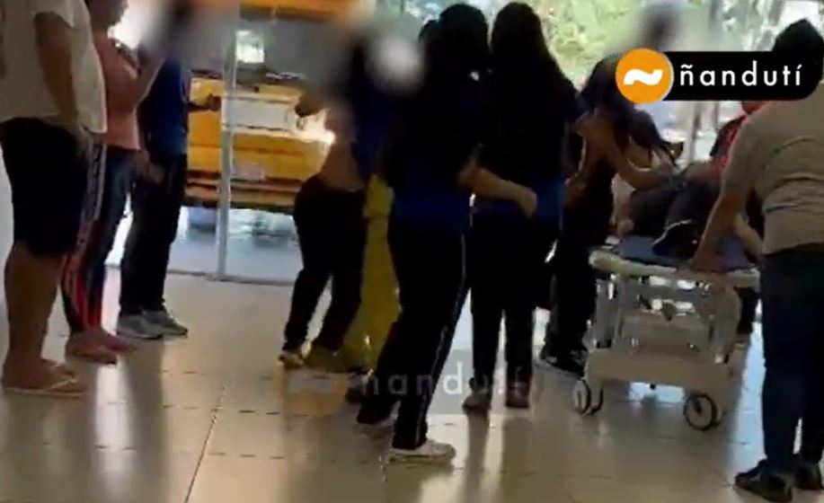 Así llegaban los alumnos al hospital de Hernandarias. Foto: Captura Ñandutí