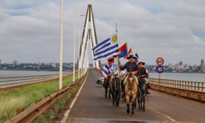 Jinetes uruguayos ingresando a nuestro país por el Puente internacional San Roque González. Foto: @MuniEncarnación