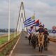 Jinetes uruguayos ingresando a nuestro país por el Puente internacional San Roque González. Foto: @MuniEncarnación