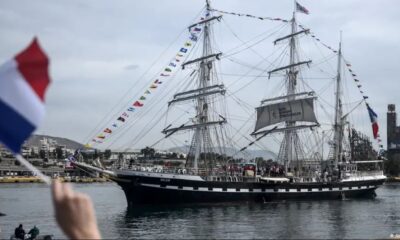 El velero 'Belem' parte hacia Francia con la llama olímpica ante gran espectación en el puerto del Pireo. Foto: DW.