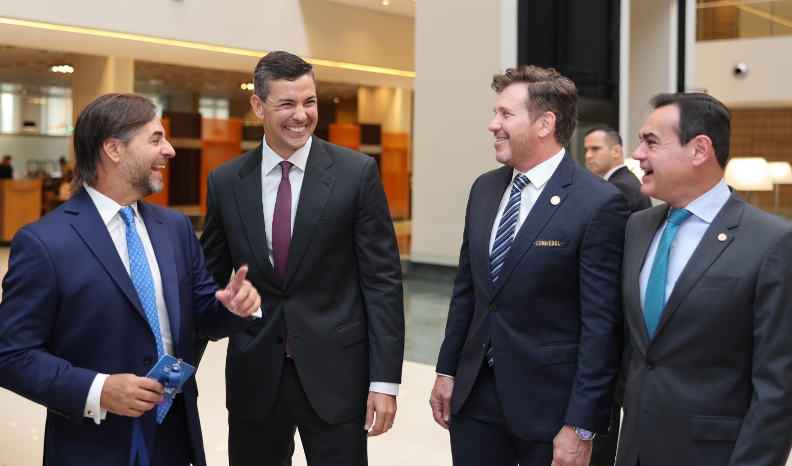 El presidente Santiago Peña, participó de la Asamblea de la Conmebol junto a su invitado, el mandatario uruguayo Luis Lacalle Pou. Foto: Gentileza.