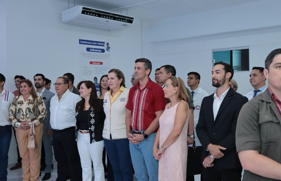 Presidente de la República, Santiago Peña, escuchando al Rector de la UCP. Foto: Gentileza.