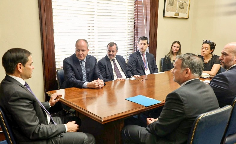 Reunión con el ministro de Economia y el senador de EE.UU. Foto: Ministerio de Economia.