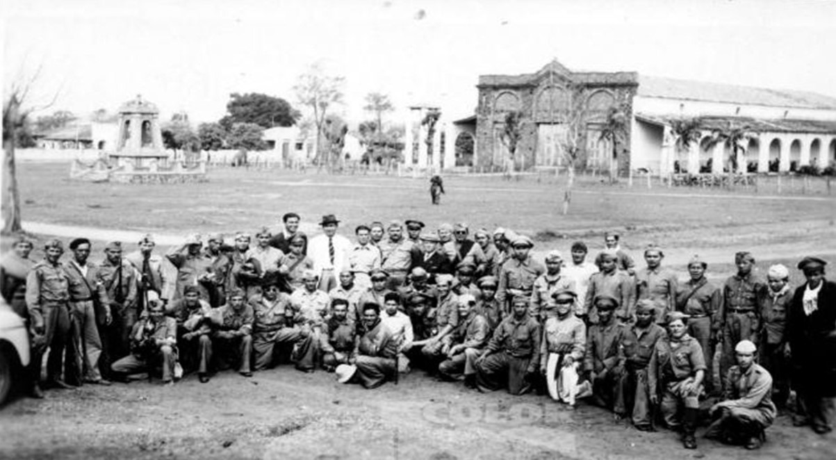 Grupo de soldados leales al Gobierno, durante la revolución del 47. La foto fue tomada en Itá el 22 de agosto de 1947. Cortesía