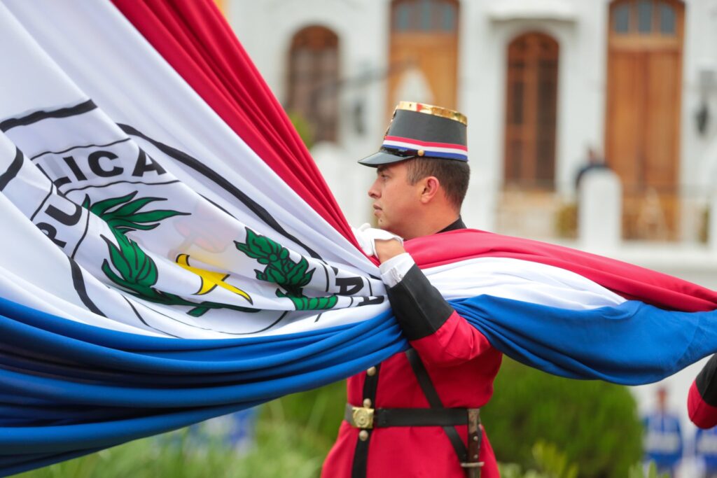 Momento de izamiento de la Bandera Nacional y entonación del Himno Nacional. Foto: Presidencia.