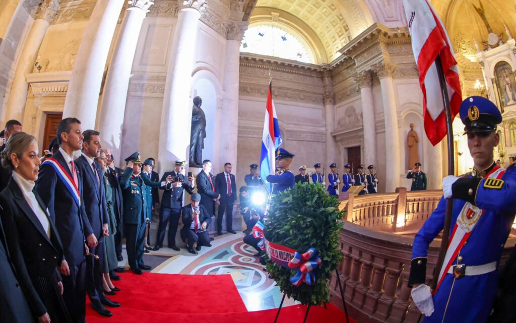 Entrega floral en el Panteón de los Héroes. Foto: Presidencia.