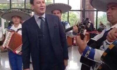 Silvio "Beto" Ovelar cantando para las madres funcionarias en su día. Foto: Captura de pantalla.