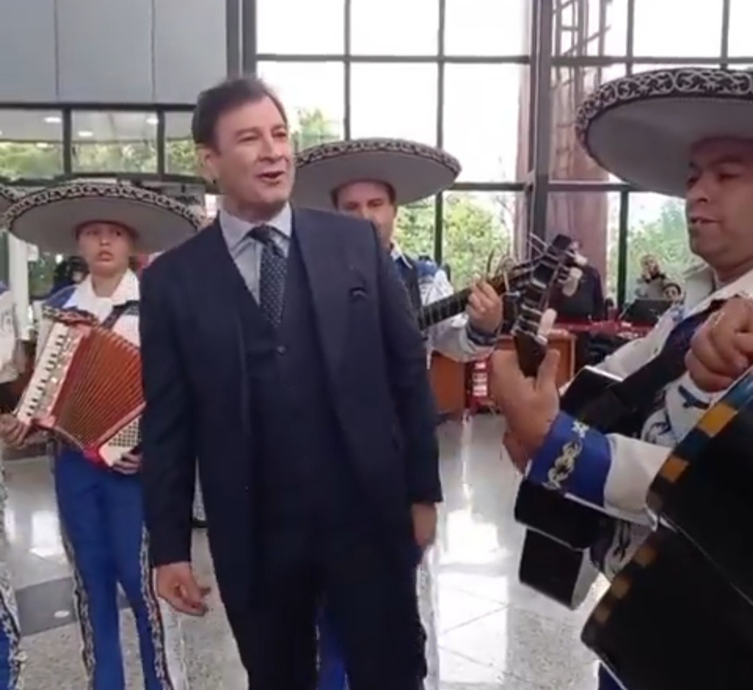 Silvio "Beto" Ovelar cantando para las madres funcionarias en su día. Foto: Captura de pantalla.