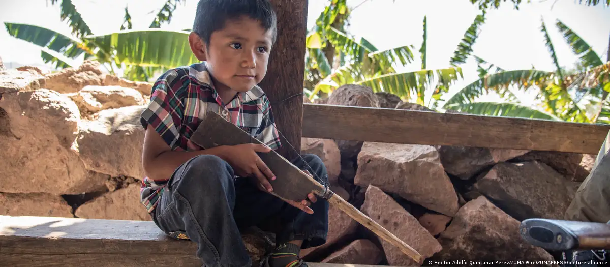 Niños de México cambian mochilas por armas. Foto referencial. Imagen: Hector Adolfo Quintanar Perez/ZUMA Wire/ZUMAPRESS/picture alliance/DW