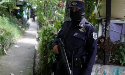 Policía de El Salvador. Foto: Jose Cabezas/REUTERS/ DW.