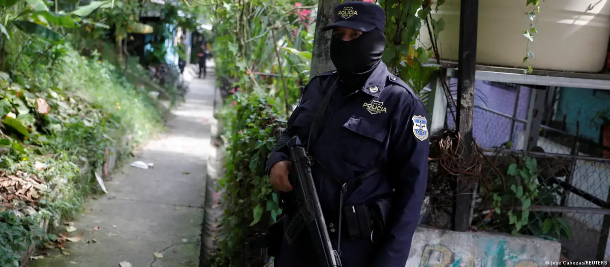 Policía de El Salvador. Foto: Jose Cabezas/REUTERS/ DW.