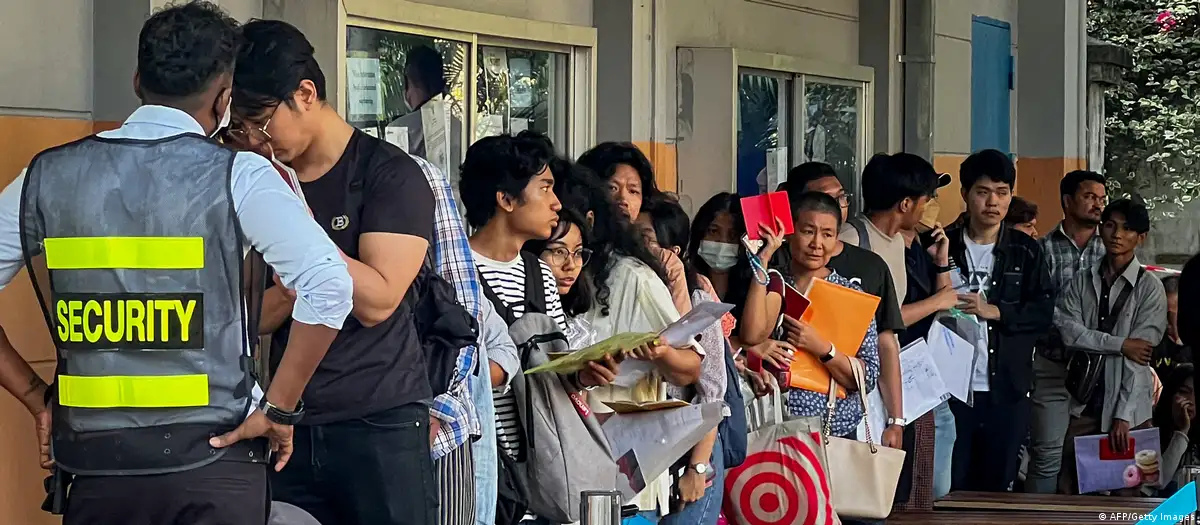 Muchos hombres jóvenes han intentado salir de Birmania tras la aprobación de la ley de reclutamiento, la medida no aplica a las mujeres. Imagen de archivo.Imagen: AFP/Getty Images